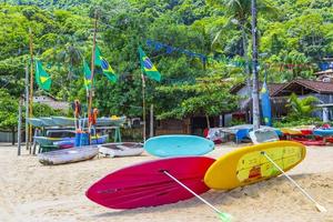 planches de surf colorées drapeau brésilien ilha grande rio de janeiro brésil. photo