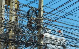 chaos absolu du câble sur le poteau électrique thaïlandais à bangkok en thaïlande. photo