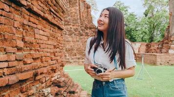 femme asiatique voyageuse passant des vacances à ayutthaya, en thaïlande, une routarde japonaise profite de son voyage dans un point de repère incroyable dans la ville traditionnelle. concept de vacances de voyage de femmes de style de vie. photo