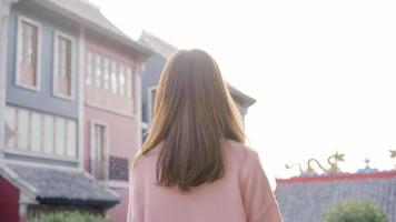 Jolie femme touristique asiatique se sentant heureuse de voyager à Pékin, Chine, joyeuse belle jeune femme blogueuse adolescente marchant à Chinatown. concept de vacances de voyage touristique sac à dos de style de vie. photo