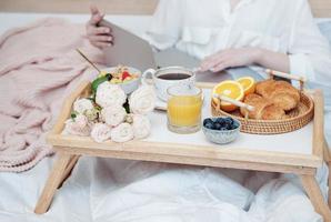 petit déjeuner au lit photo