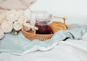 petit déjeuner au lit photo