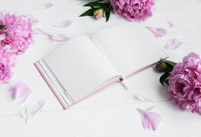 carnet avec des pivoines photo