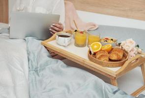 petit déjeuner au lit photo