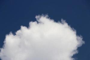 nuages de ciel bleu, fond de nuages blancs bleu ciel photo