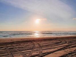 plage de parangtritis l'après-midi au coucher du soleil photo