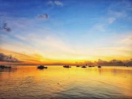 beau soleil du matin sur la plage de sanur bali, indonésie photo