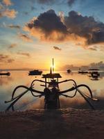 beau soleil du matin sur la plage de sanur bali, indonésie photo