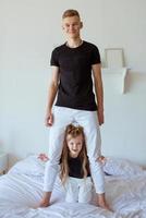 frères et sœurs caucasiens - adolescent garçon frère et petite fille soeur dans la chambre loft moderne intérieur. mode de vie familial typique photo