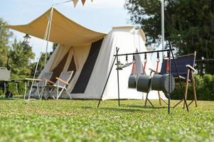 tentes et matériel de camping sur la pelouse. photo
