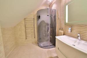 salle de bain de luxe à la française dans la maison. intérieur de la salle de bain. photo