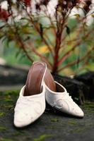 élégantes chaussures de mariage blanches photo