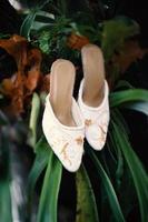 élégantes chaussures de mariage blanches photo