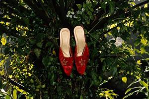 chaussures de mariage rouges avec accessoires photo