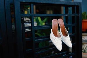 élégantes chaussures de mariage blanches photo