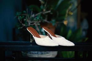 élégantes chaussures de mariage blanches photo