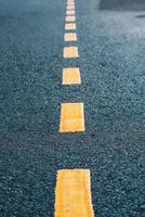 texture de route asphaltée avec bande jaune photo