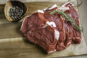 viande de bifteck. du boeuf. bœuf de haute qualité provenant de l'arrière-train de l'animal, généralement coupé en tranches épaisses qui sont cuites à l'ébullition ou à la friture. photo