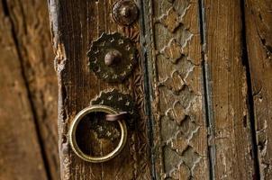 parties et éléments de la vieille porte en bois antique avec une poignée photo