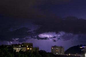 éclair sur le ciel nocturne en europe centrale, autriche. photo