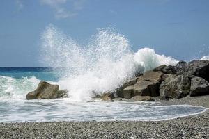 haute vague se brisant sur les rochers du littoral. photo