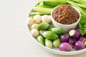 pâte de piment de poisson fermenté avec légumes frais photo