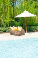 chaise de patio extérieur avec oreiller et parasol autour de la piscine photo