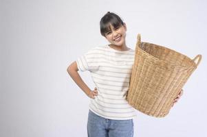 belle jeune femme au foyer souriant sur fond blanc photo