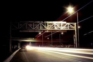 scène de nuit avec des sentiers de feux de circulation. vue sur l'autoroute la nuit. photo