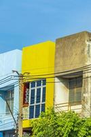 vieux et sales appartements minables colorés don mueang bangkok thaïlande. photo