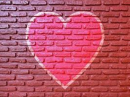 vieux coeur de graffiti de mur de briques, fond de saint valentin photo