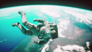 astronaute flottant au-dessus de la terre éléments de cette image fournie par la nasa photo