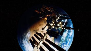 station spatiale internationale dans l'espace extra-atmosphérique sur l'orbite de la planète terre photo