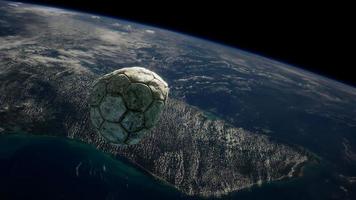 vieux ballon de football dans l'espace sur l'orbite terrestre