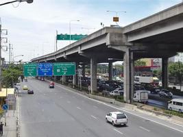 bangkok thailand30 juillet 2019vibhavadi road lak si intersection direction rangsit. sur bangkok thaïlande30 juillet 2019 photo