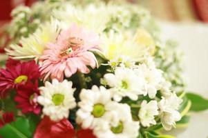 une paire d'alliances sur un bouquet de fleurs photo