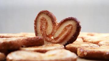 biscuits de palme feuilletés frais en forme de cœur. pâtisseries françaises classiques. oreille de cochon, biscuits à l'oreille d'éléphant, coeurs français. photo