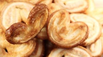 biscuits de palme feuilletés frais en forme de cœur. pâtisseries françaises classiques. oreille de cochon, biscuits à l'oreille d'éléphant, coeurs français. vue d'en-haut photo