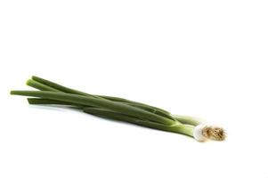 oignons verts frais mûrs échalotes ou oignons verts sur fond blanc photo