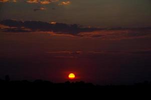 beau ciel coucher de soleil avec des nuages. ciel abstrait. photo