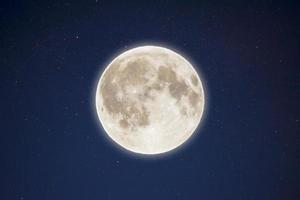 lueur irisée de la pleine lune dans le ciel étoilé de la nuit photo