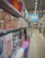 passage flou d'un supermarché avec des étagères avec des marchandises. passage abstrait dans le supermarché avec des produits colorés sur les étagères, peut être utilisé comme arrière-plan ou pour votre autre projet photo