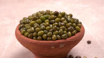 haricots mungo verts également connus sous le nom de mung dal, vigna radiata, haricots verts ou moong dal isolés sur fond blanc photo