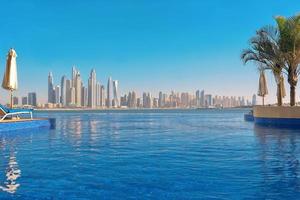 paysage urbain de la marina moderne de dubaï avec reflet dans l'eau. notion de voyage photo