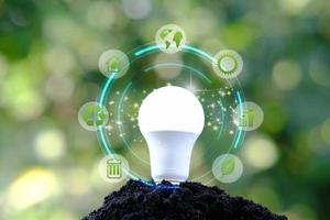 des ampoules à économie d'énergie et l'objectif de sauver le monde, ainsi que le développement durable. notion d'écologie photo