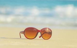 lunettes de soleil sur le sable belle plage d'été photo