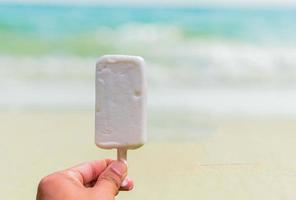 crème glacée sur fond de belle plage d'été photo