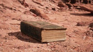 vieux livre dans le désert de roche rouge photo