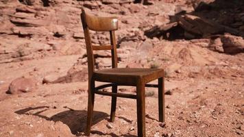 vieille chaise en bois sur les rochers du grand canyon photo