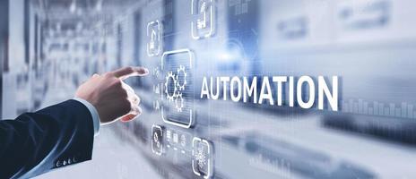 l'homme clique sur l'automatisation de l'écran virtuel 3d. optimisation des processus commerciaux et de production photo